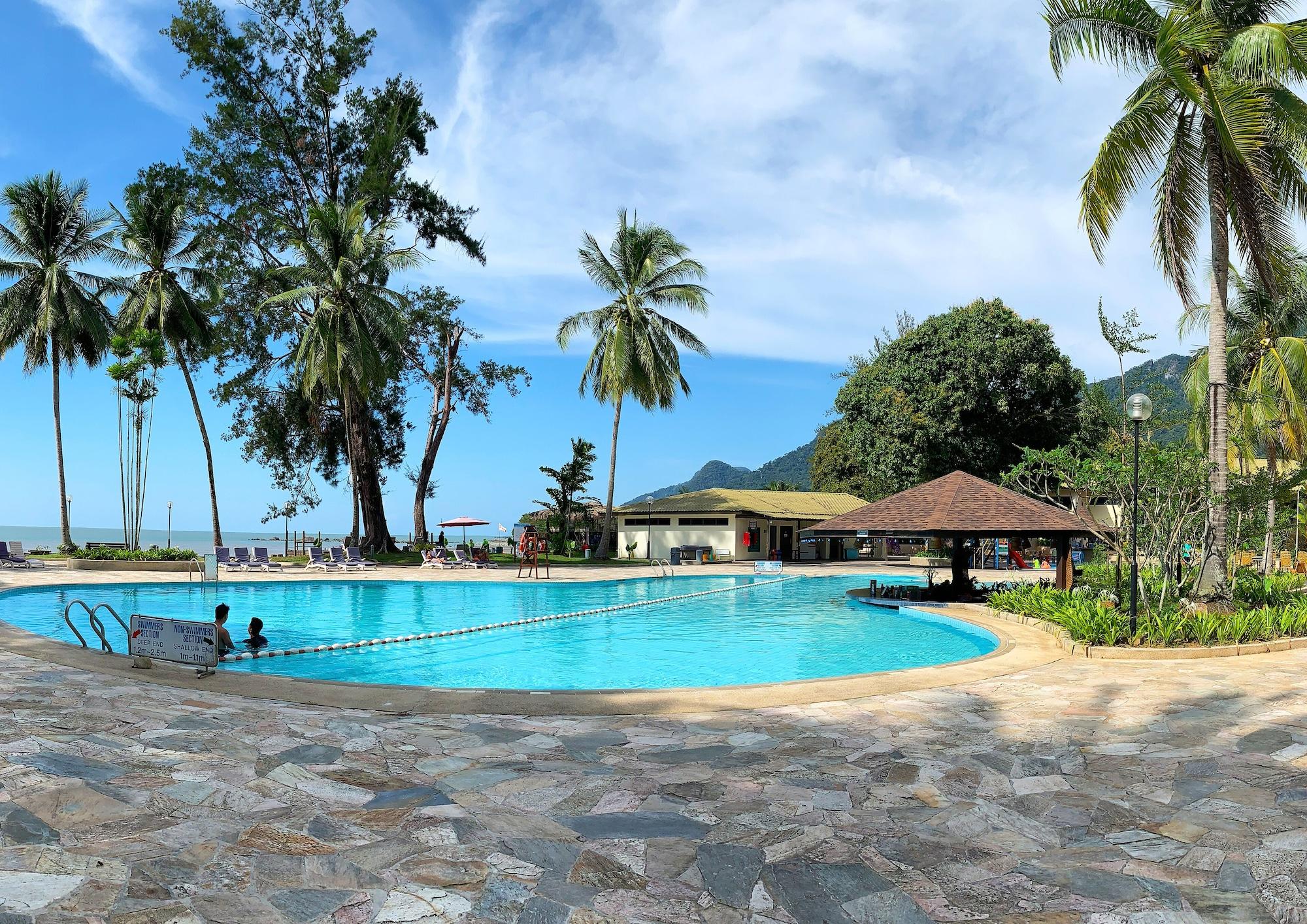 Damai Beach Resort Kuching Esterno foto