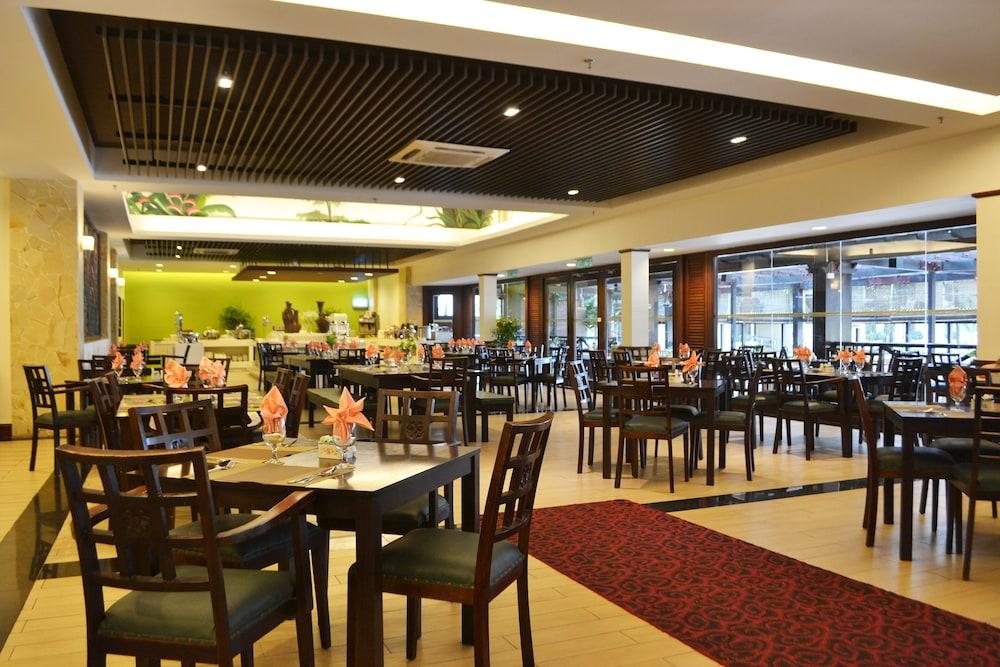 Damai Beach Resort Kuching Esterno foto