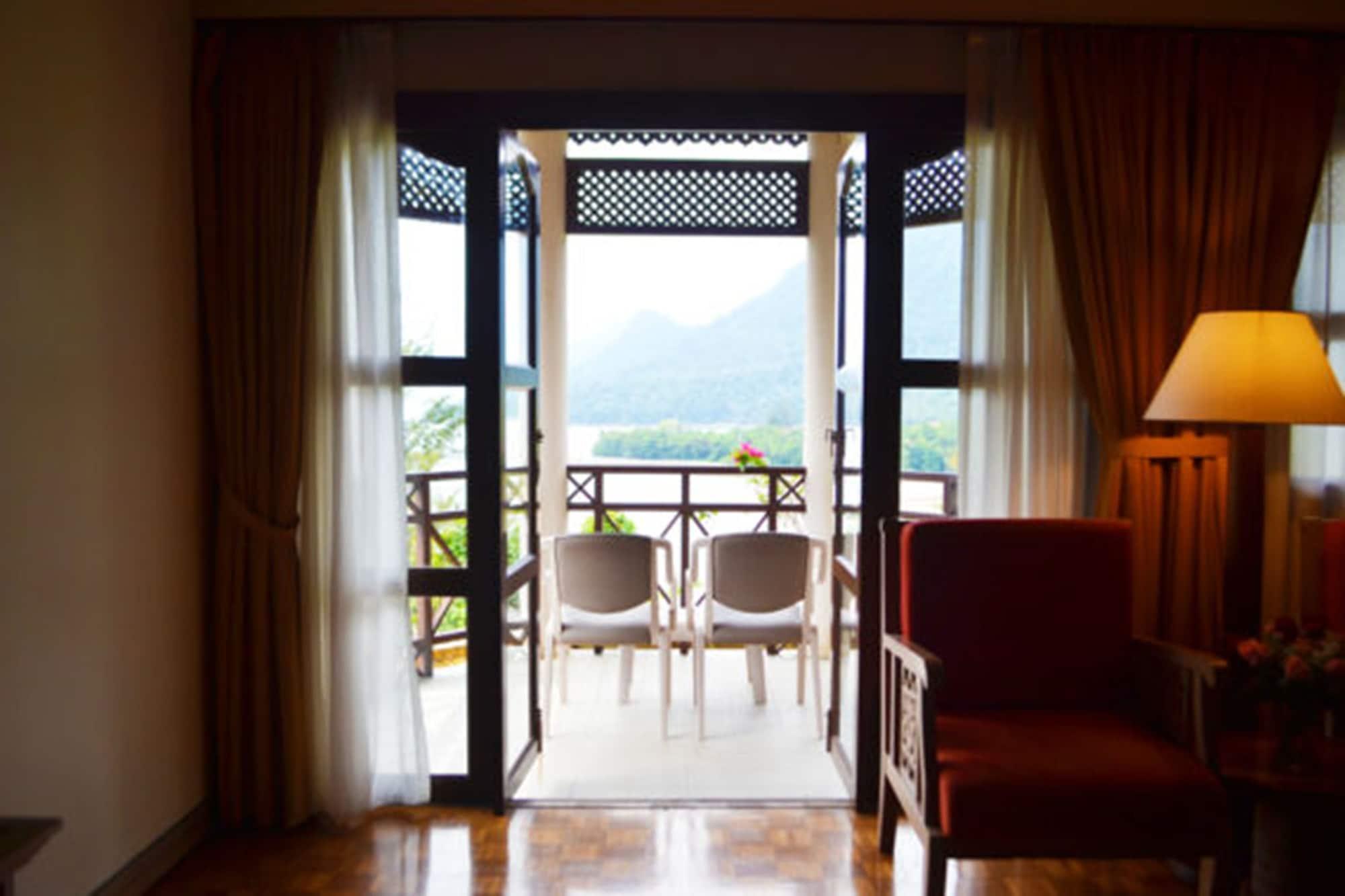 Damai Beach Resort Kuching Esterno foto