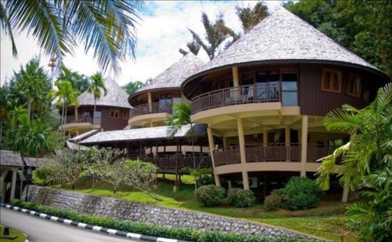 Damai Beach Resort Kuching Esterno foto